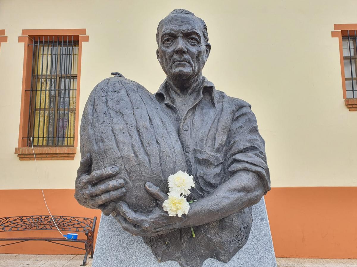 El alcalde inaugura la escultura en homenaje a Casimiro del Álamo y los meloneros de Tierra de Barros