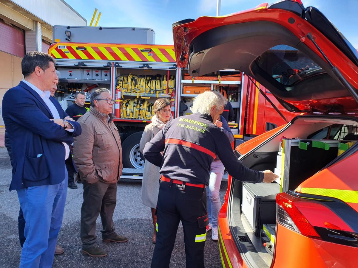 El alcalde presenta el nuevo camión bomba del Parque de Bomberos