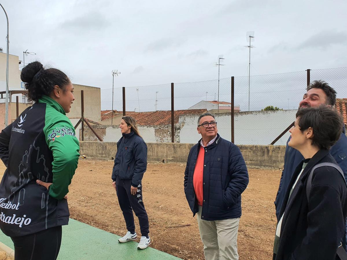 El alcalde visita la pista de voley playa y el pump truck