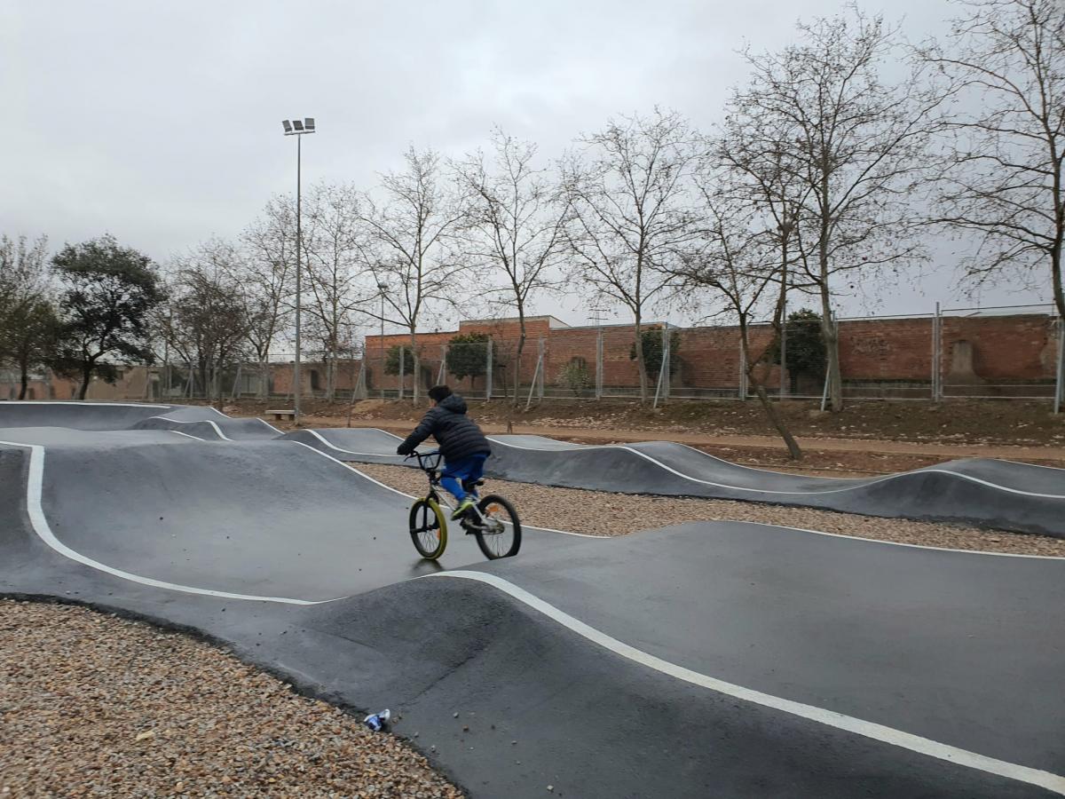 El alcalde visita la pista de voley playa y el pump truck