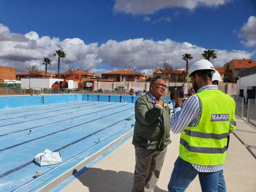 El alcalde visita la piscina de verano que estará lista para la temporada de baño