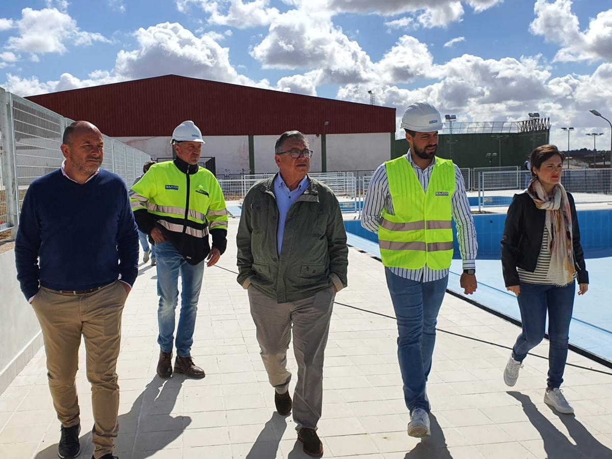 El alcalde visita la piscina de verano que estará lista para la temporada de baño