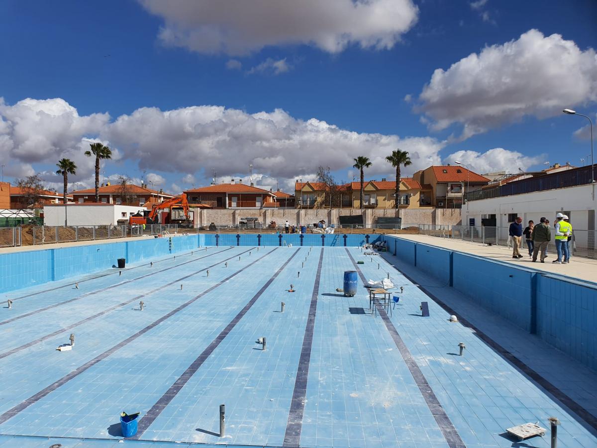 El alcalde visita la piscina de verano que estará lista para la temporada de baño