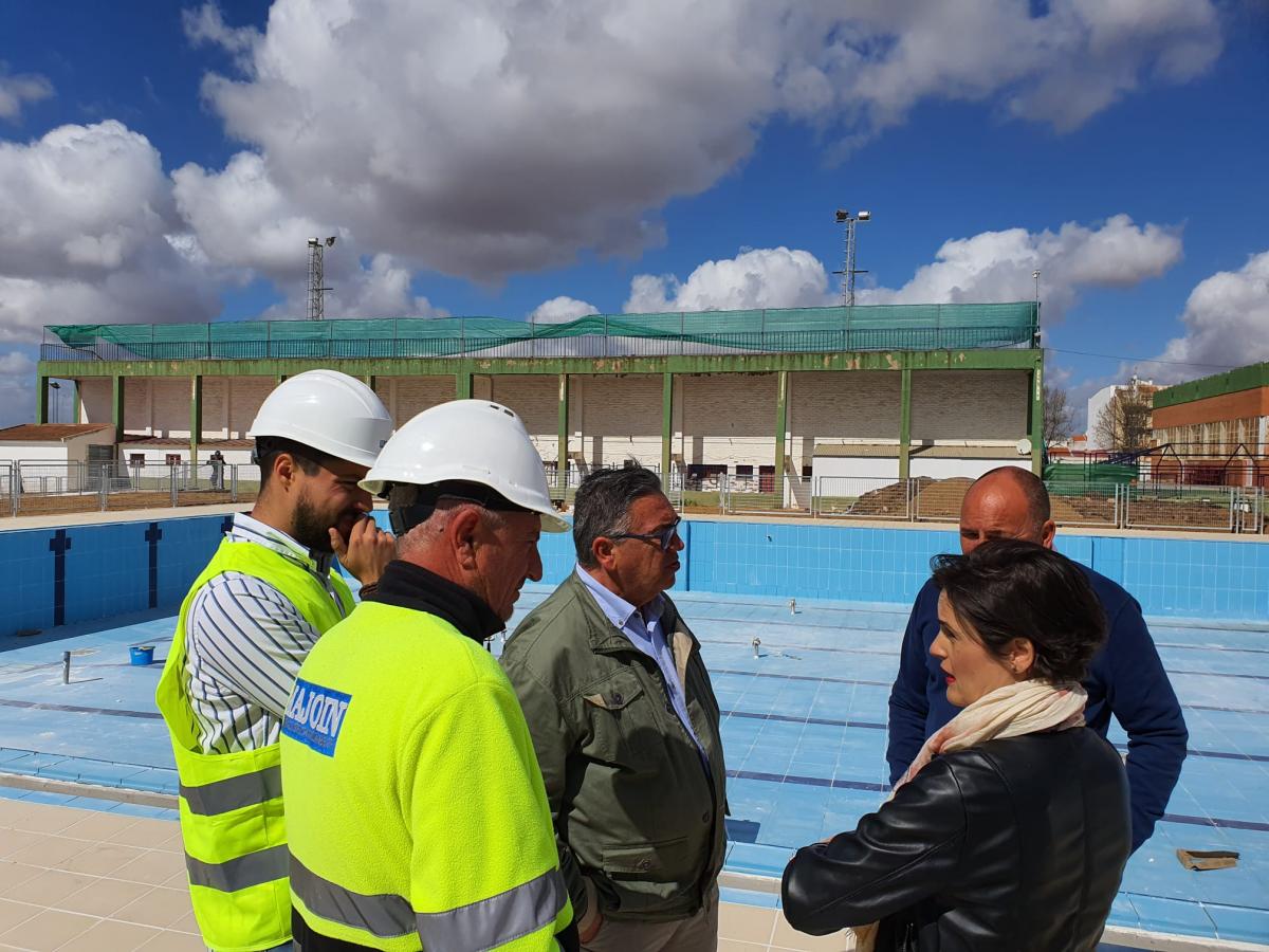 El alcalde visita la piscina de verano que estará lista para la temporada de baño