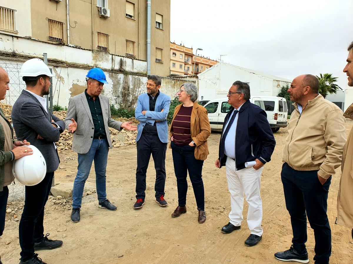 El alcalde visita junto a la consejera Leire Iglesias las 24 viviendas de alquiler social en la calle Clara Campoamor