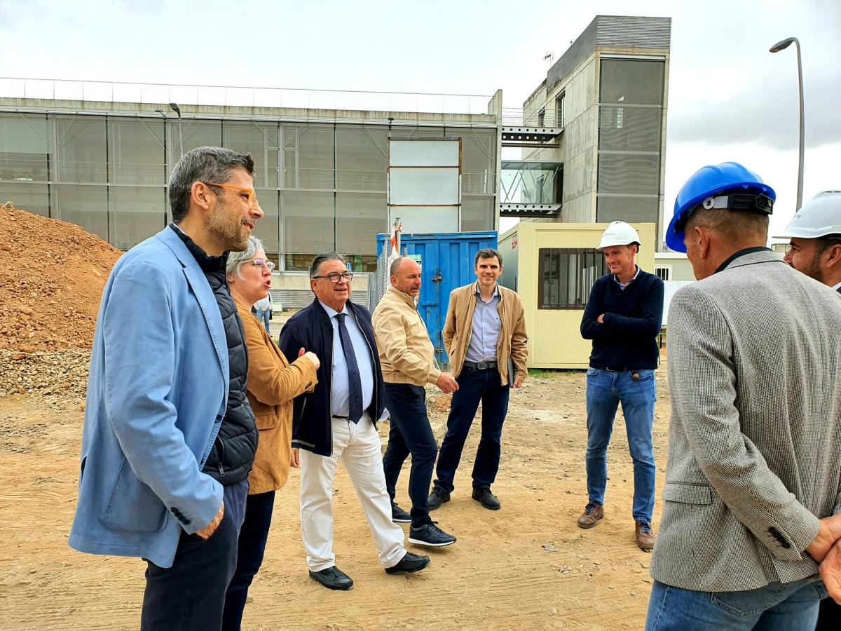 El alcalde visita junto a la consejera Leire Iglesias las 24 viviendas de alquiler social en la calle Clara Campoamor