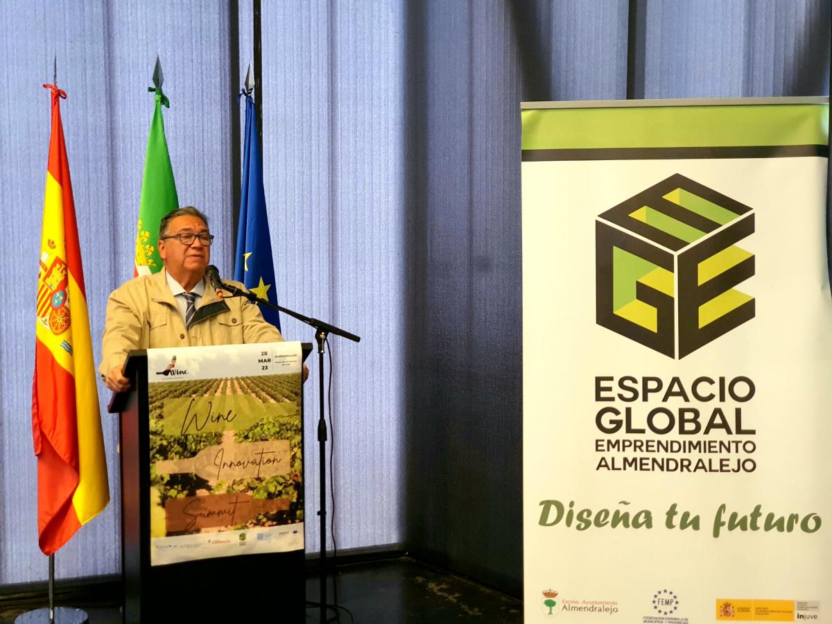 El alcalde destaca la sostenibilidad y la búsqueda de nuevas variedades como innovación en el sector del vino