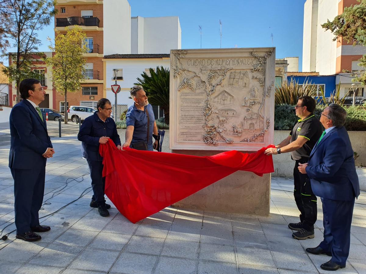 El alcalde y el presidente de la Junta descubren una escultura homenaje a Minusbarros