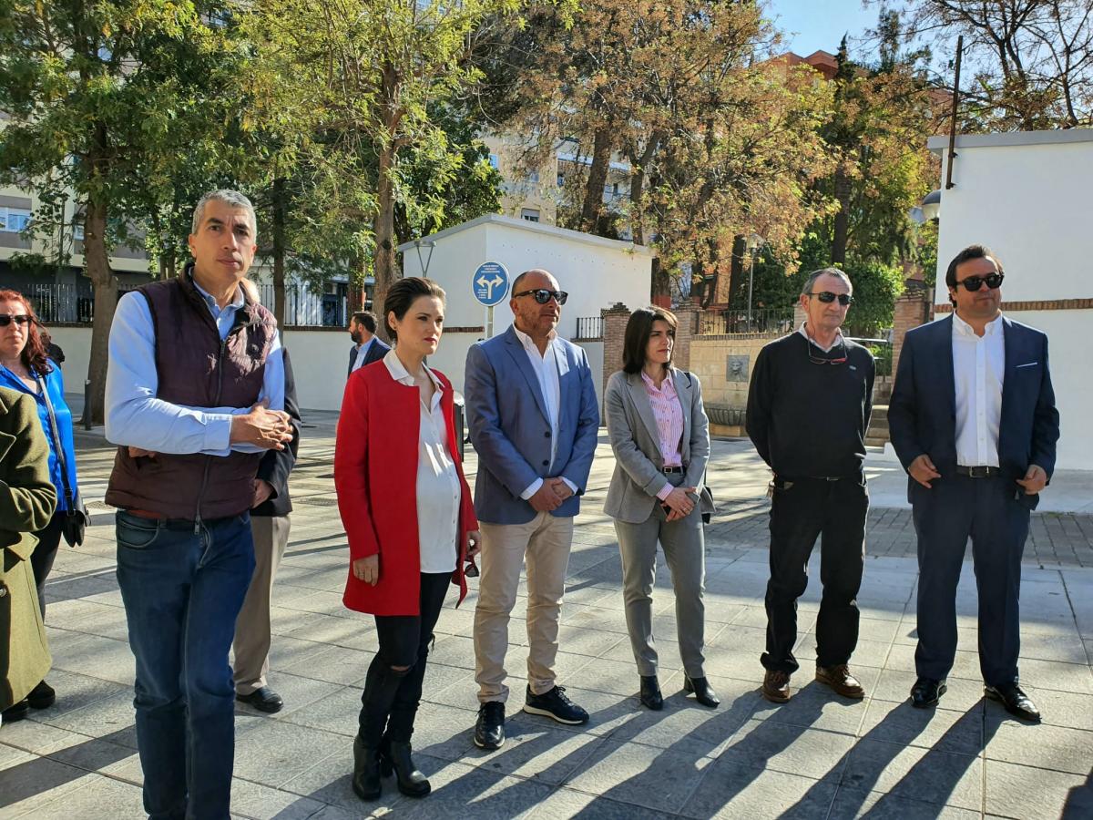 El alcalde y el presidente de la Junta descubren una escultura homenaje a Minusbarros