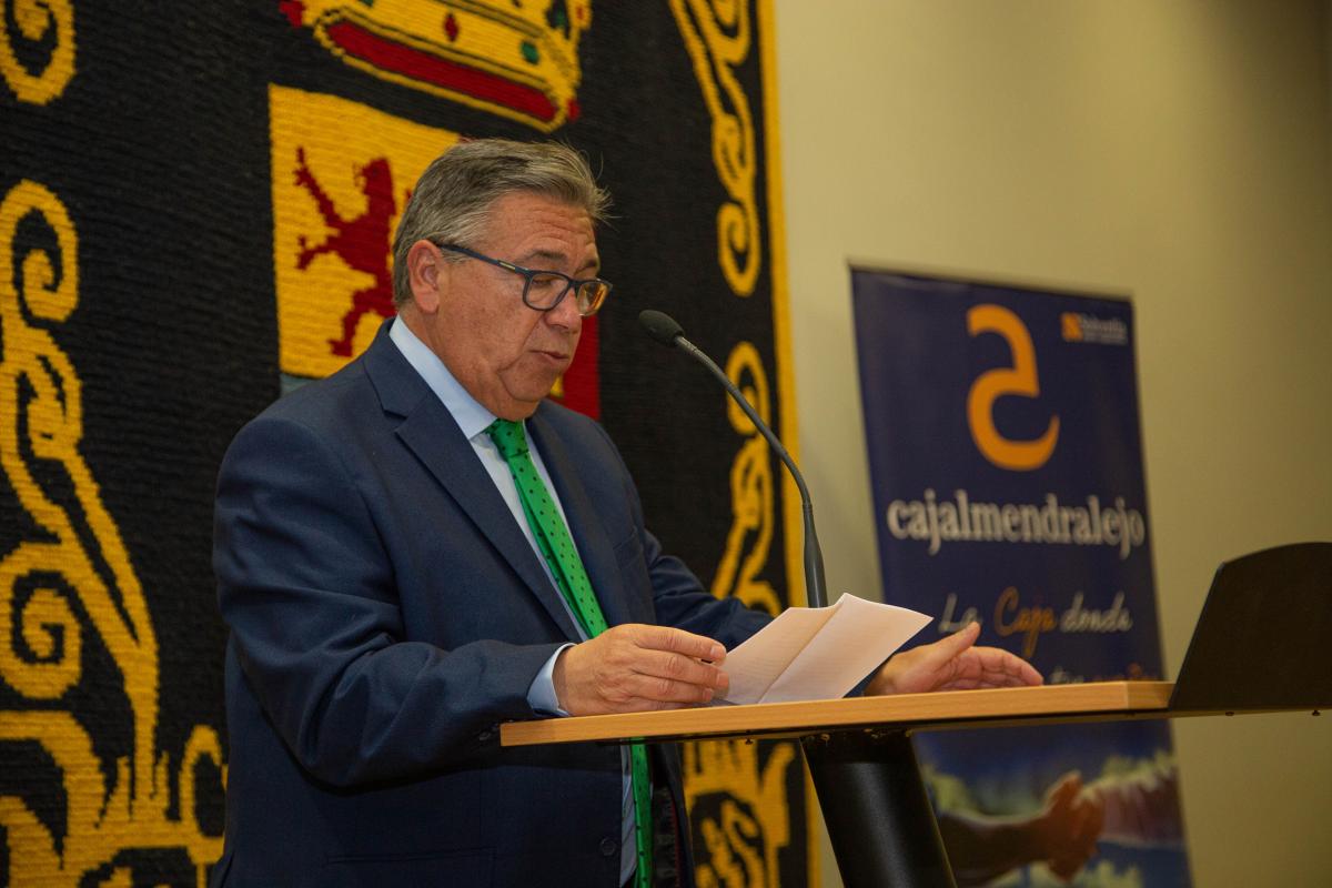 El alcalde invita a bodegas y aceituneras a fomentar la Marca Extremadura 