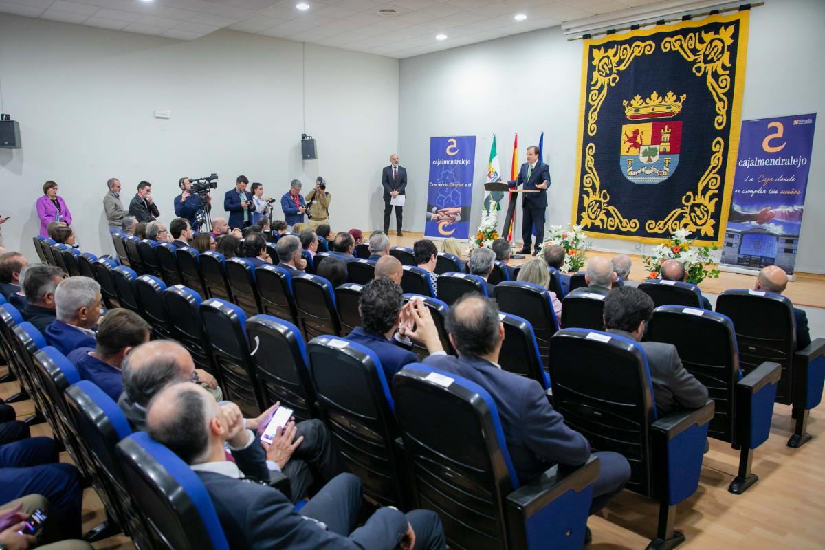 El alcalde invita a bodegas y aceituneras a fomentar la Marca Extremadura 