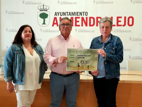 El alcalde entrega, en nombre de A Rúa, 450 euros a la Asociación de Familiares de Enfermos de Alzhéimer