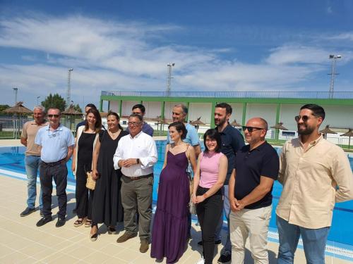 El alcalde visita la piscina de verano en el día de su apertura con acceso libre