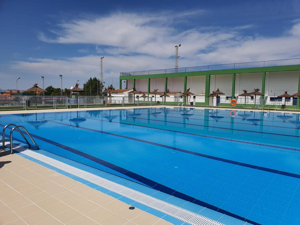 El alcalde visita la piscina de verano en el día de su apertura con acceso libre