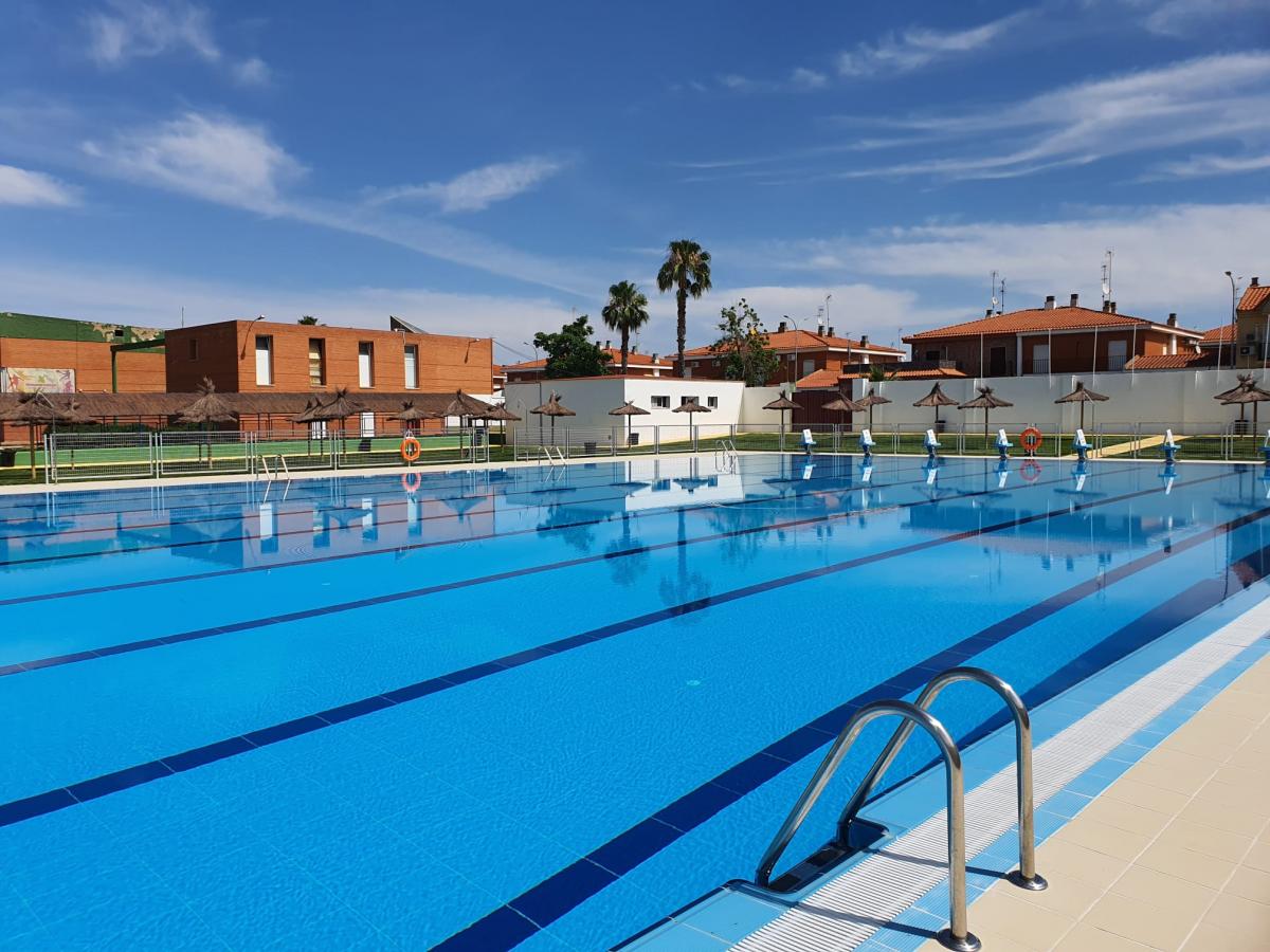 El alcalde visita la piscina de verano en el día de su apertura con acceso libre