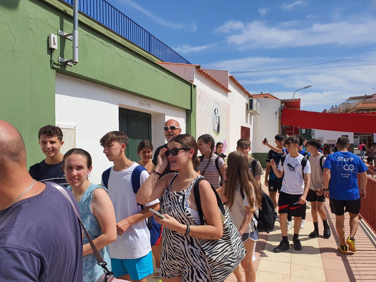 El alcalde visita la piscina de verano en el día de su apertura con acceso libre