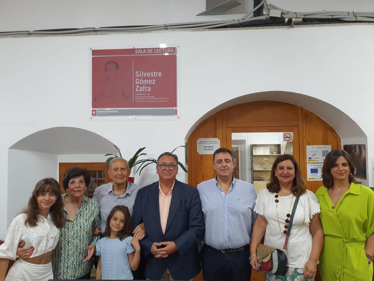 Silvestre Gómez Zafra ya da nombre a la sala de lectura de la renovada biblioteca municipal