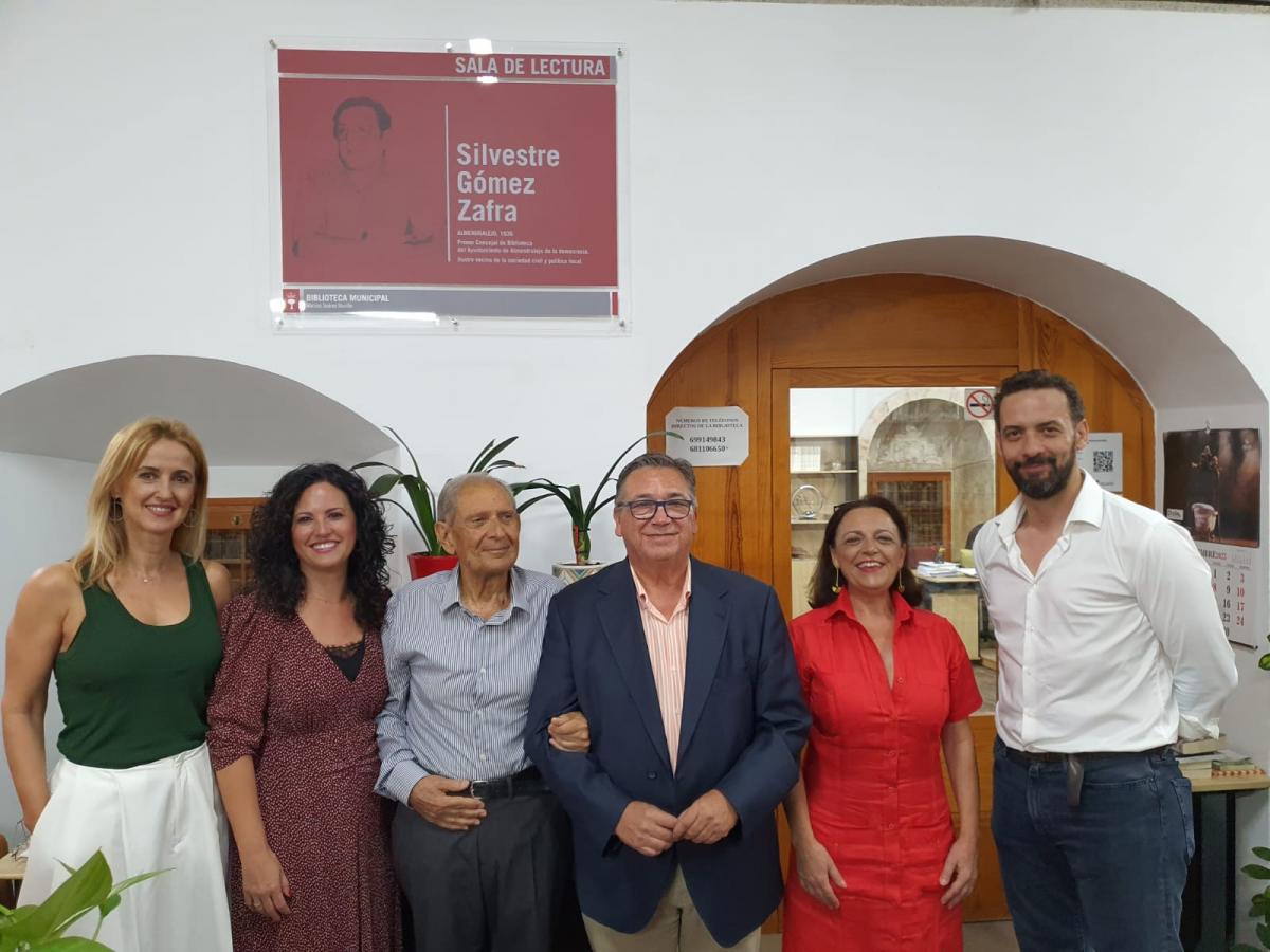 Silvestre Gómez Zafra ya da nombre a la sala de lectura de la renovada biblioteca municipal