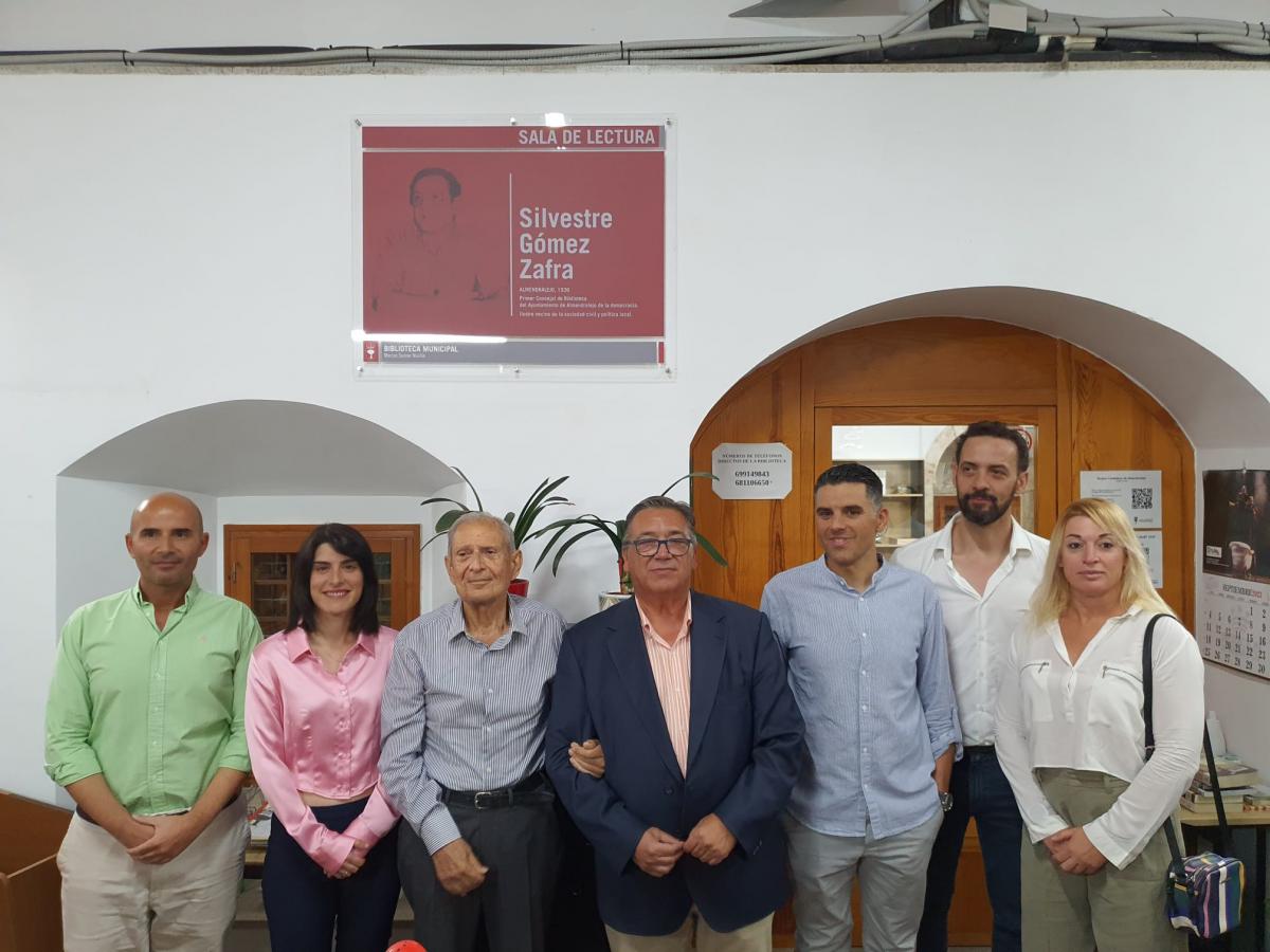 Silvestre Gómez Zafra ya da nombre a la sala de lectura de la renovada biblioteca municipal