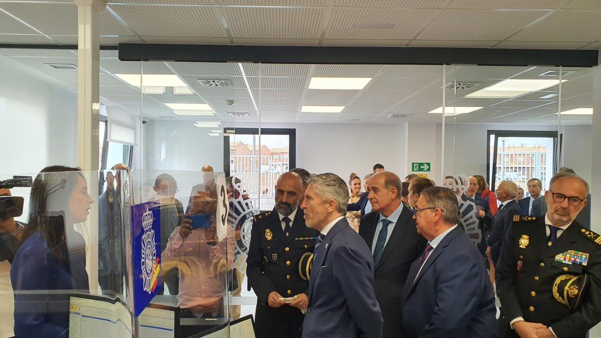 El alcalde acompaña al ministro Grande-Marlaska en la inauguración de la nueva comisaría de la Policía Nacional