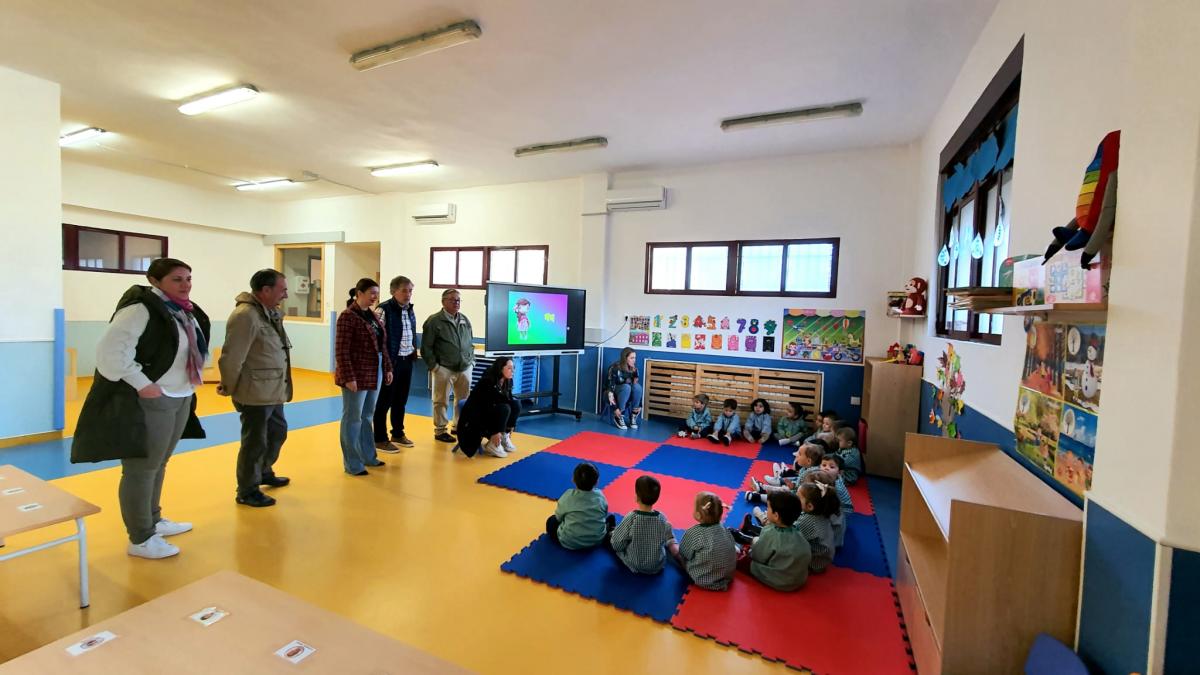 O prefeito visita o CEIP José de Espronceda para conhecer a implementação de diversos programas