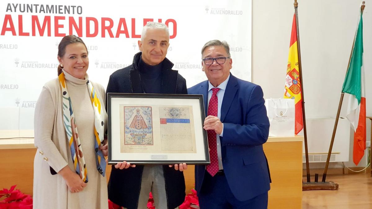 El alcalde recibe a la expedición de Ceprano que visitará este fin de semana Almendralejo