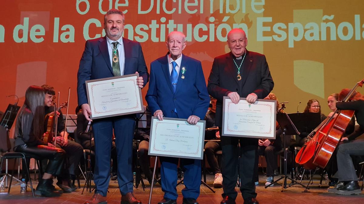 El Ayuntamiento entrega las Medallas de Almendralejo y nombra Hijo Predilecto a Antonio Díaz