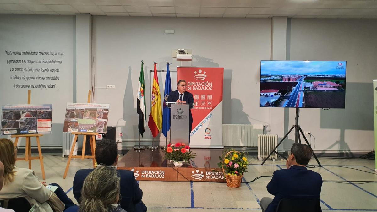 Ramírez y Gallardo inauguran la travesía de la carretera de La Fuente tras las obras de acondicionamiento