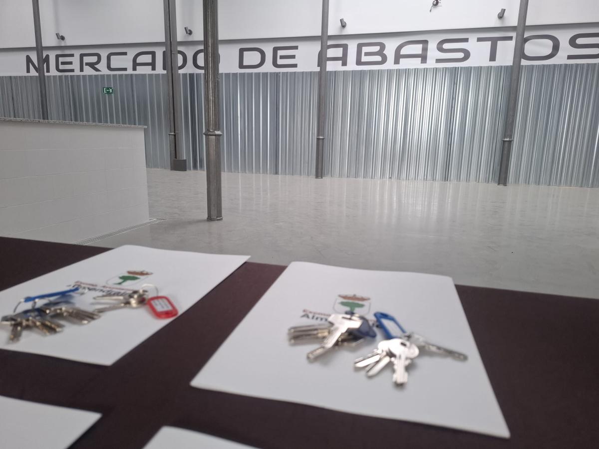 El alcalde entrega las llaves a los primeros adjudicatarios de los puestos del Mercado Municipal