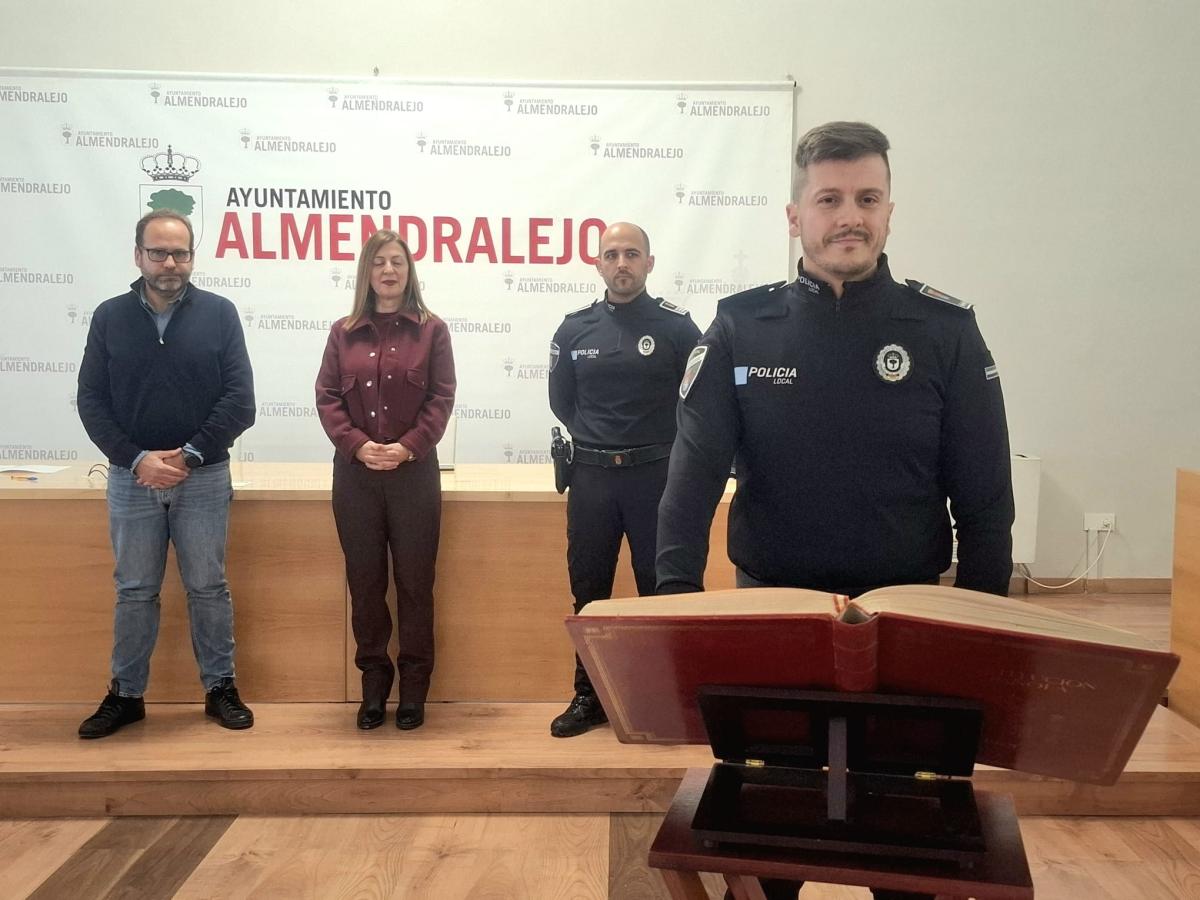 Cinco nuevos agentes toman posesión y se suman a la plantilla de la Policía Local