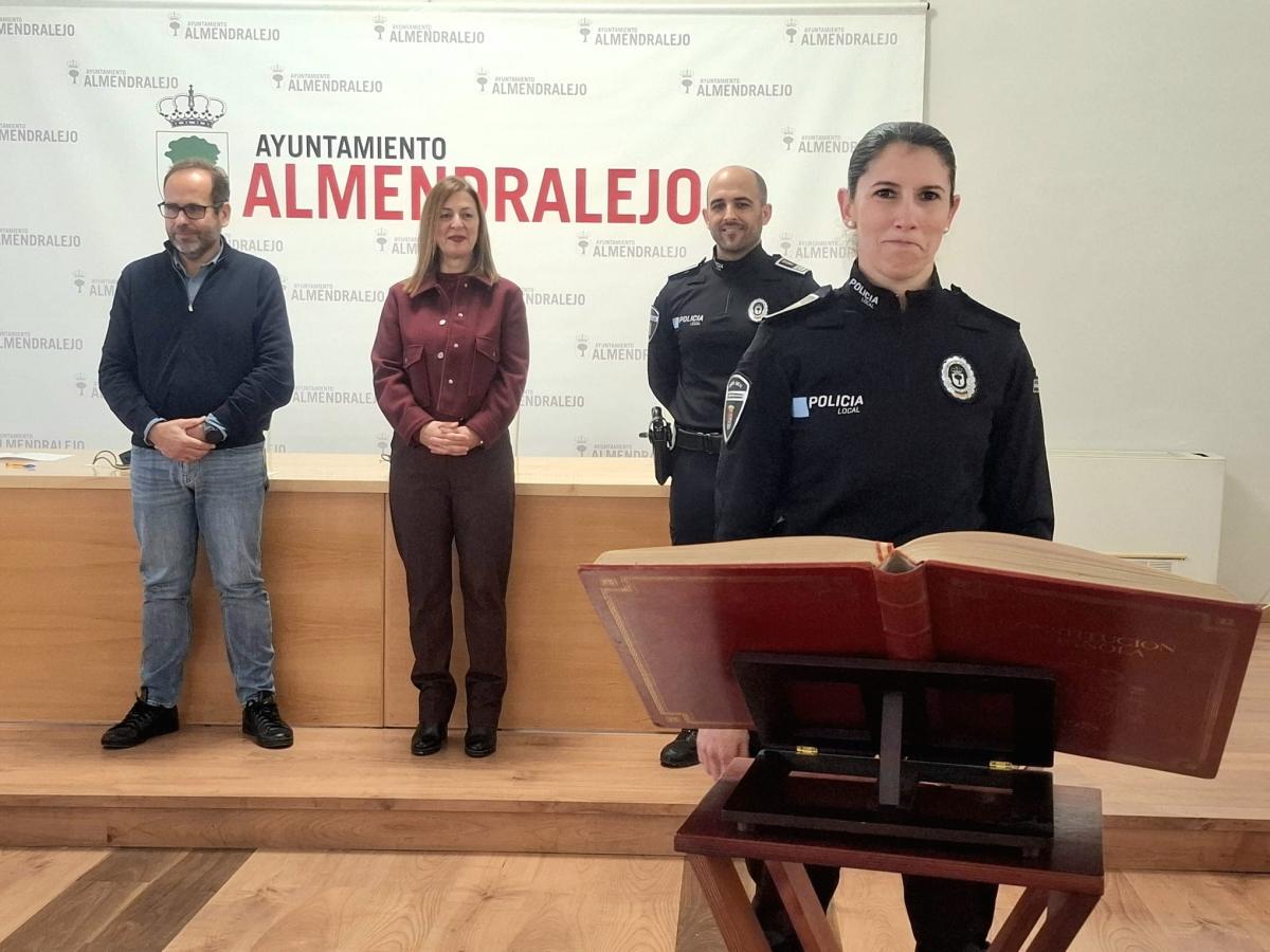 Cinco nuevos agentes toman posesión y se suman a la plantilla de la Policía Local