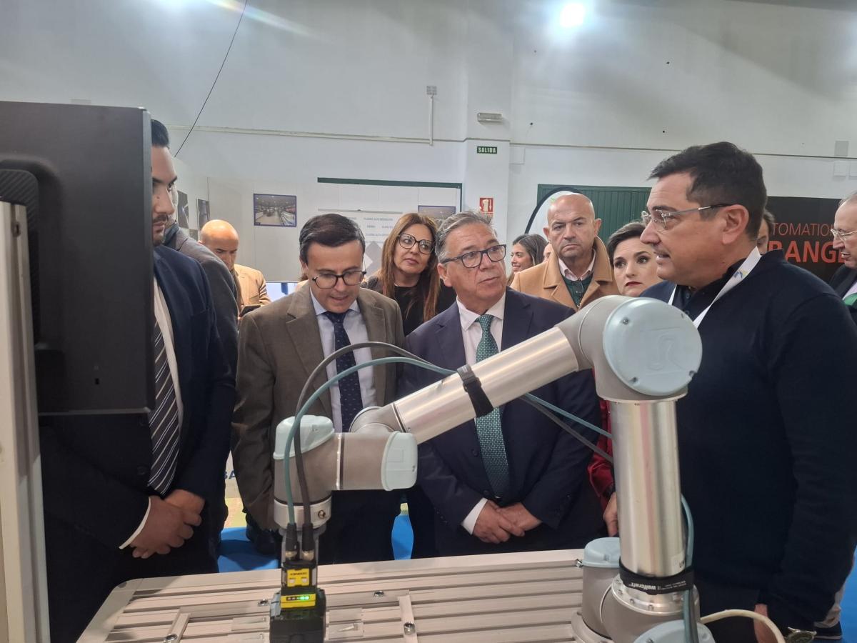 El alcalde intervienen en la inauguración de la primera edición de la Feria Internacional de la Maquinaria Industrial y Robótica de Extremadura (FIMIR)