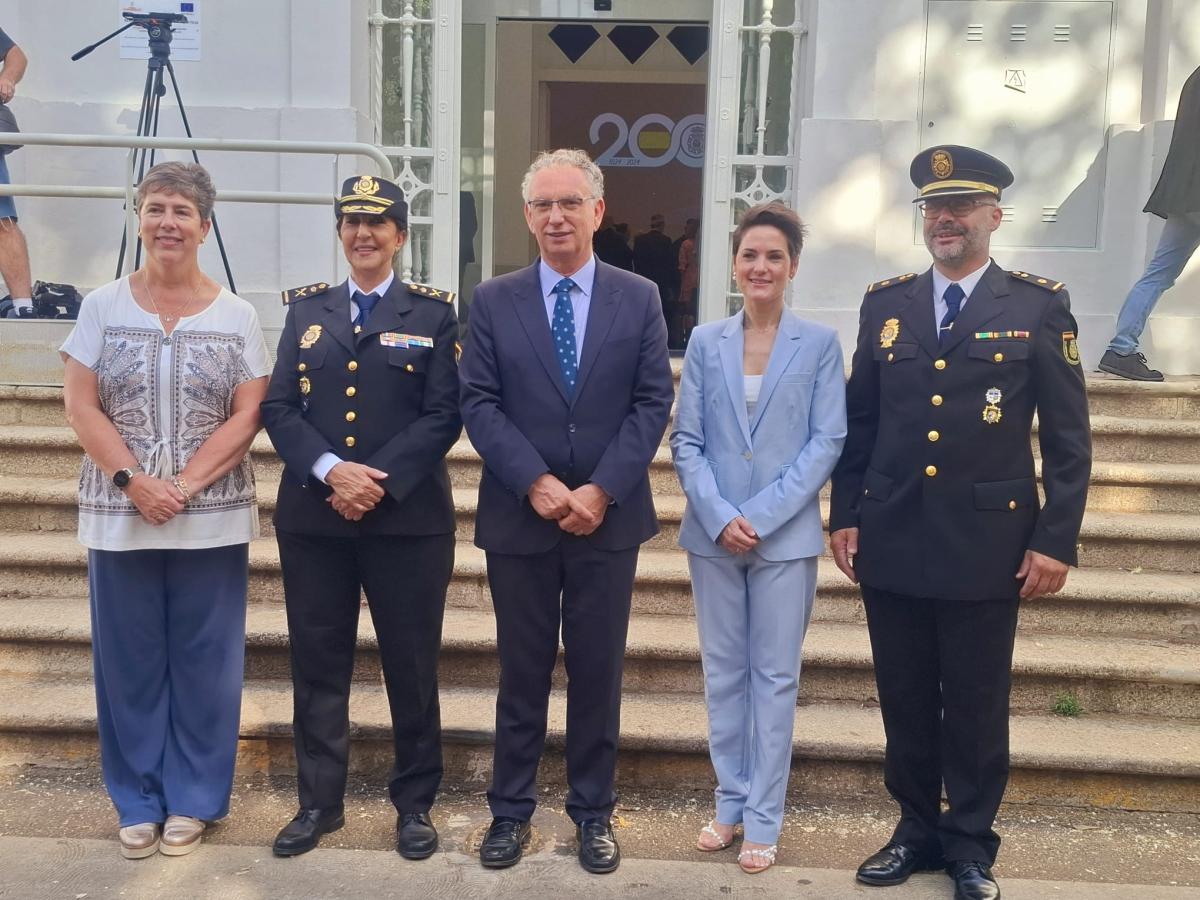 Raquel del Puerto asiste a la toma de posesión del nuevo jefe de la Comisaría de Almendralejo, Manuel Rico