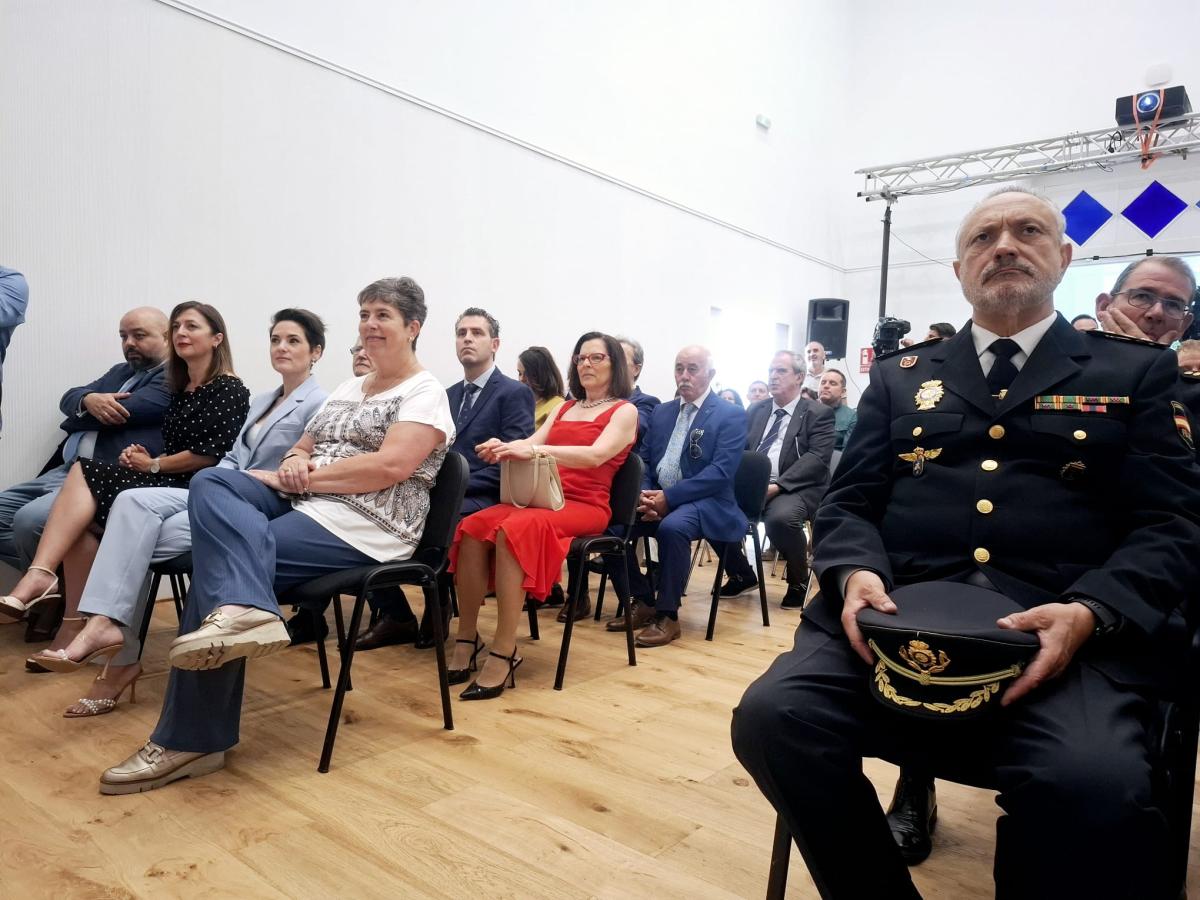 Raquel del Puerto asiste a la toma de posesión del nuevo jefe de la Comisaría de Almendralejo, Manuel Rico