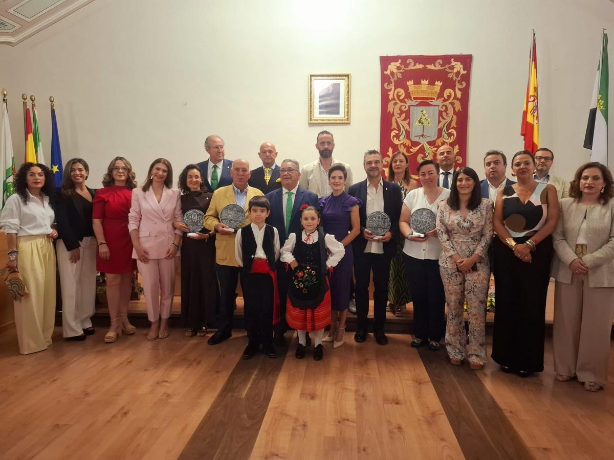 Almendralejo homenajea a la educación, la cultura y el sector del vino en el Día de Extremadura
