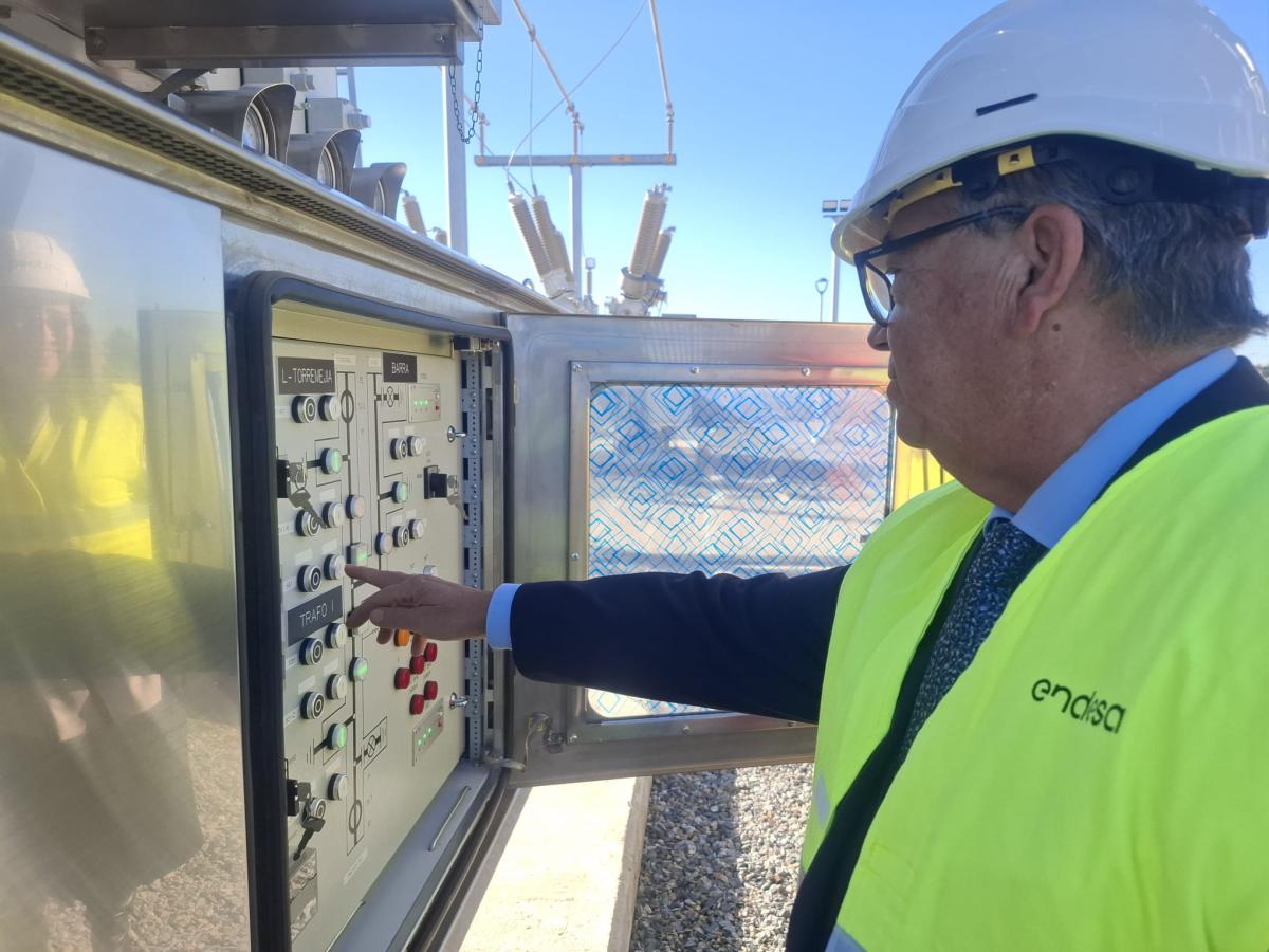 El alcalde visita la nueva subestación eléctrica de Almendralejo construida por Endesa