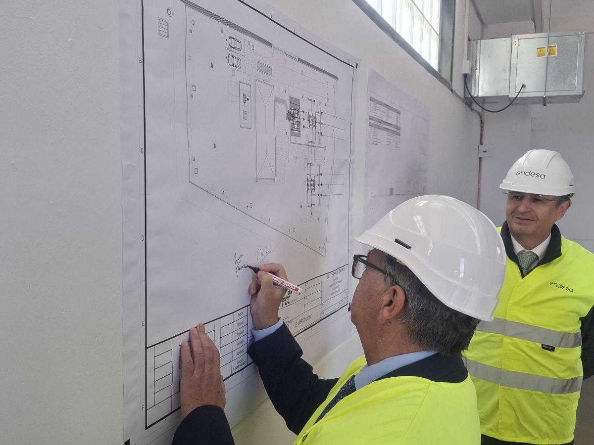 El alcalde visita la nueva subestación eléctrica de Almendralejo construida por Endesa