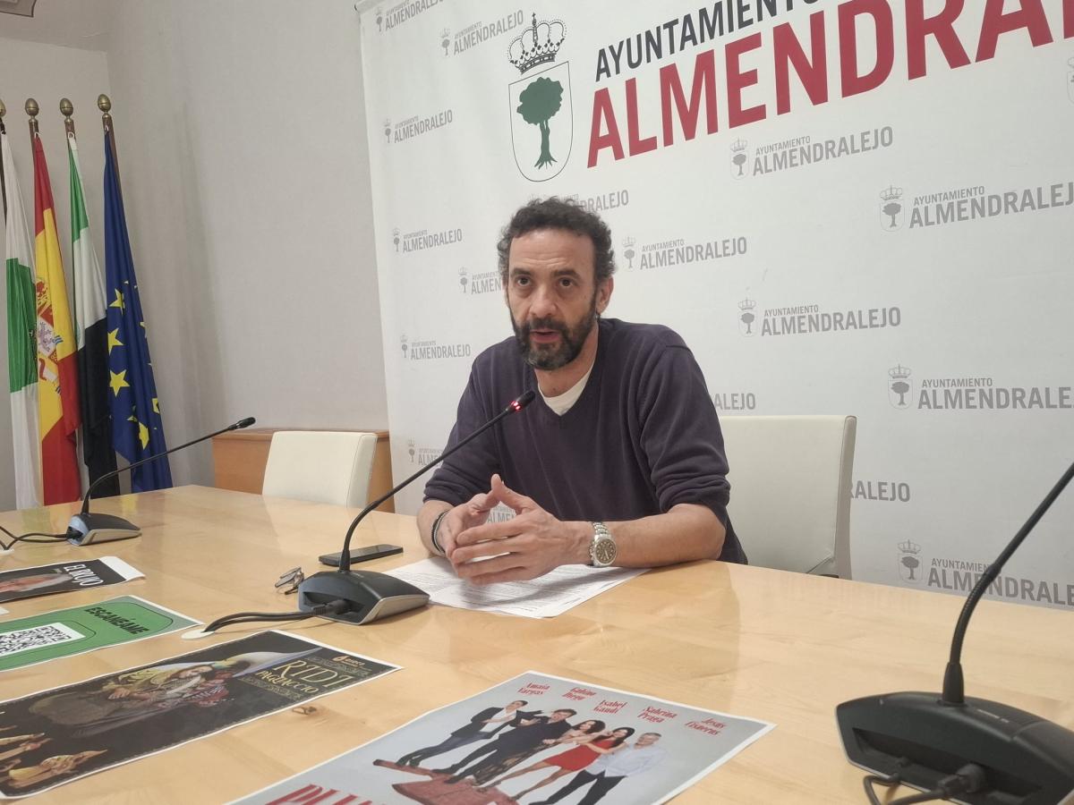 Domingo Cruz presenta un nuevo grupo abierto de WhatsApp para difundir la cultura en Almendralejo