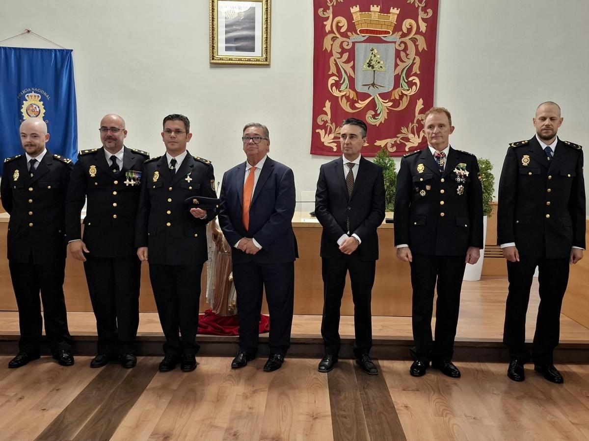 Almendralejo reconoce la labor de la Policía Nacional y reivindica el refuerzo de la plantilla de la Comisaría