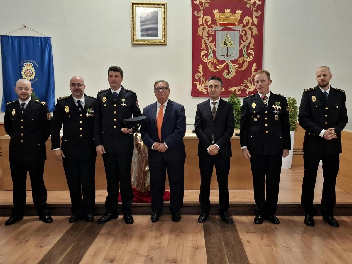 Almendralejo reconoce la labor de la Policía Nacional y reivindica el refuerzo de la plantilla de la Comisaría