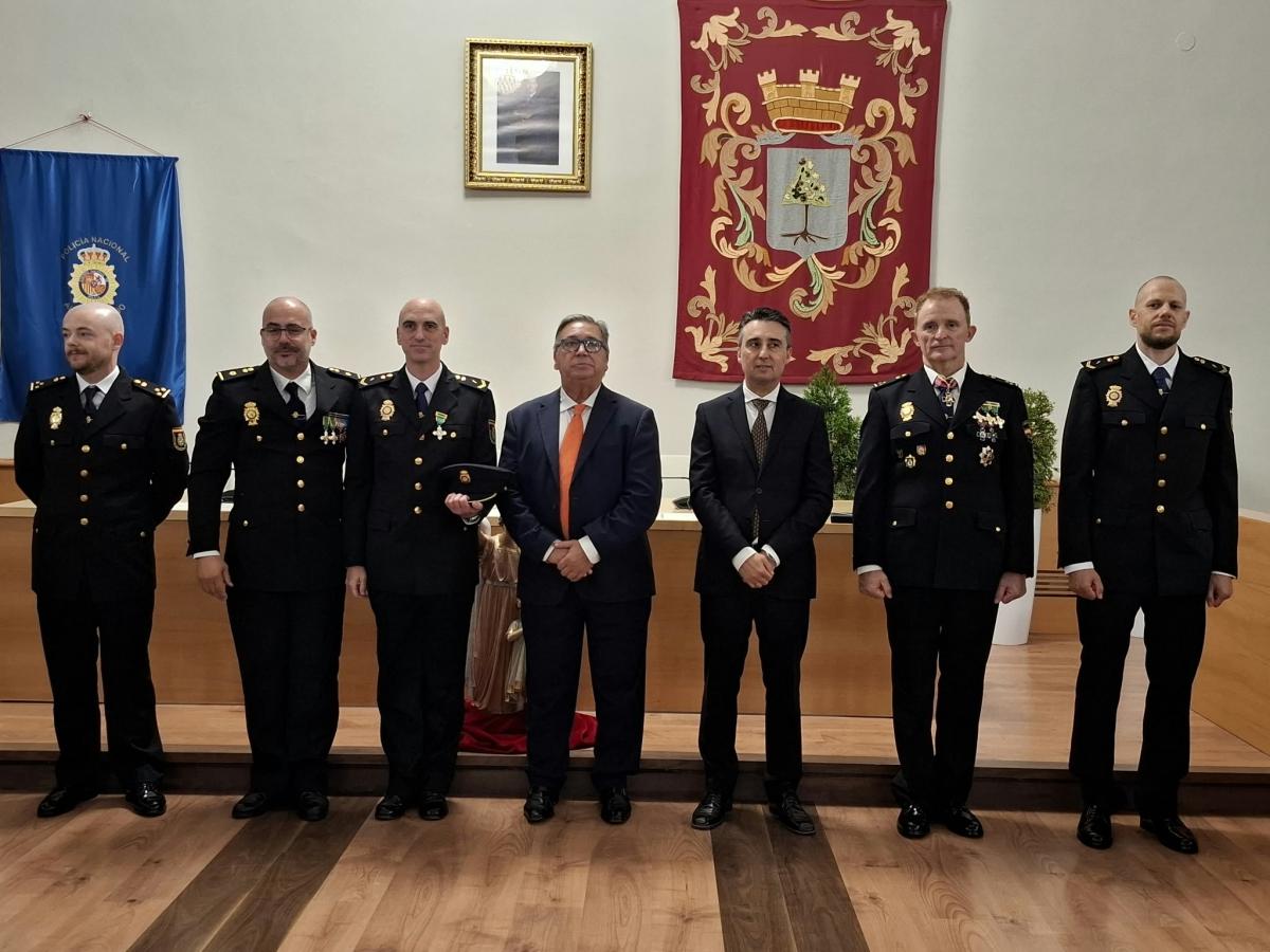 Almendralejo reconoce la labor de la Policía Nacional y reivindica el refuerzo de la plantilla de la Comisaría
