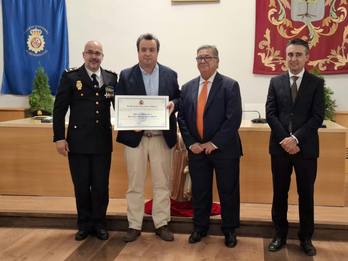Almendralejo reconoce la labor de la Policía Nacional y reivindica el refuerzo de la plantilla de la Comisaría